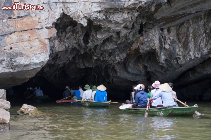 Immagine Trang an, Hoa Lu, Ninh Binh, Vietnam: le grotte di Trag An sono un'attrazione turistica decisamente inflazionata. Come per Tam Coc, anche queste si visitano in barca - Foto © kelvin tran / Shutterstock.com