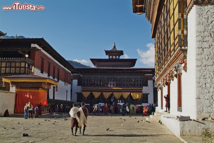 Immagine Il tempio Trashichhod Dzong a Thimphu (Trashi Chhoe Dzong), durante il Festival Tsechu in Bhutan. é un esempio di Monastero - fortezza, si trova al nord del centro storico della capitale - © fritz16 / Shutterstock.com