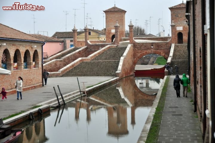 Immagine Il famoso Trepponti a Comacchio, fotografato in inverno, Emilia-Romagna.