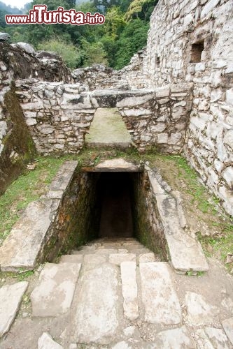 Immagine Tunnel di accesso a un palazzo Maya di Palenque, nel Chiapas, in Messico. Non è raro che i templi e i palazzi dell'antica città comprendano vani sotterranei, anche di molti metri sotto terra- © Dave Rock / Shutterstock.com