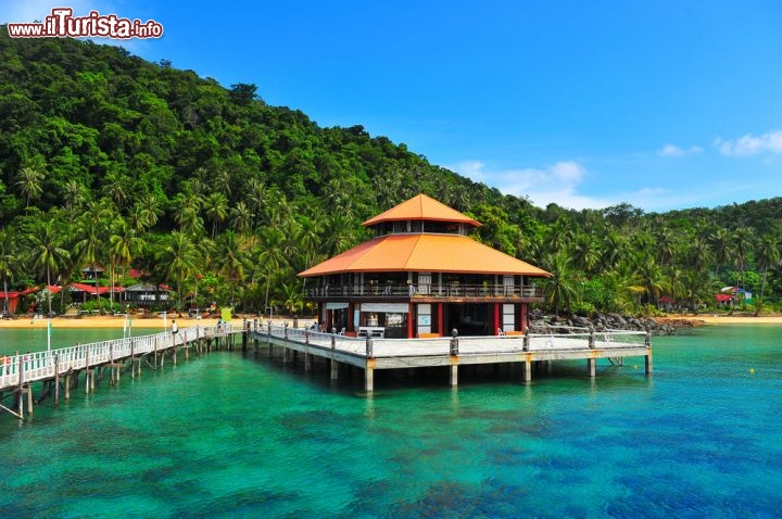 Immagine Turismo a Kho Chang mare: i resort di questa porzione di Thailandia offrono luoghi perfetti per compiere battute di snorkeling ed immersioni - © PanatFoto / Shutterstock.com