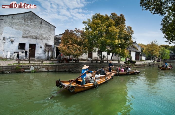 Immagine Turisti sulle tradizionali barche di Tongli in Cina - © Krajomfire / Shutterstock.com