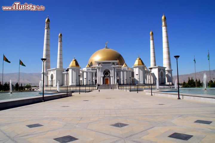 Immagine Turkmenistan, la  moschea Turkmenbashi Ruhy ad Ashgabad - Foto di Giulio Badini / I Viaggi di Maurizio Levi