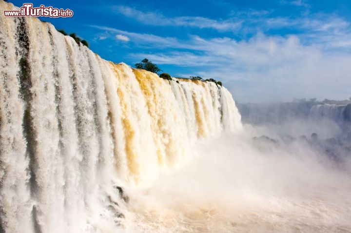 Immagine Un muro dacqua si precipita per oltre 100 metri alle cascate di Foz do Iguacu in brasile - © Pablo H Caridad / Shutterstock.com