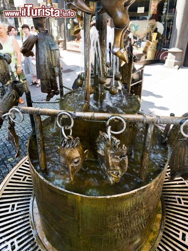 Immagine Una fontana originale ad Aquisgrana (Germania). La storica città termale tedesca è famosa per le sue numerose e particolari fontane  - © vvoe / Shutterstock.com