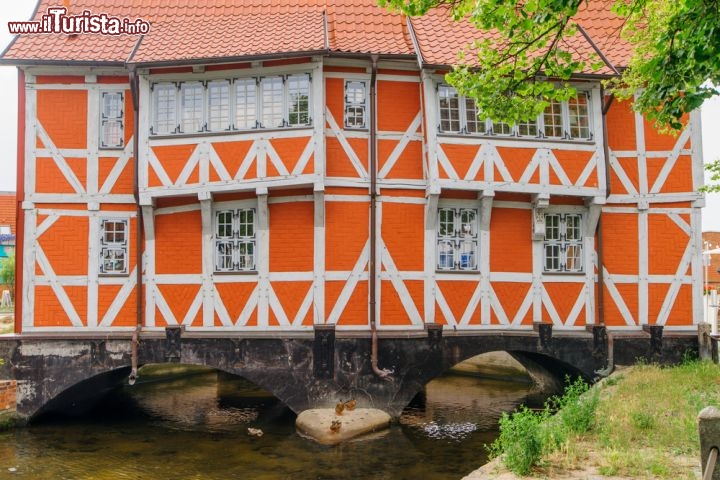 Immagine Una storica casa sul ponte a Wismar Germania - © Tony Moran / Shutterstock.com
