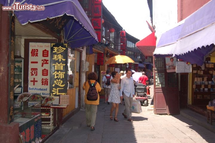 Immagine Una via della zona del mercato nella città fluviale di Zhouzhuang in Cina