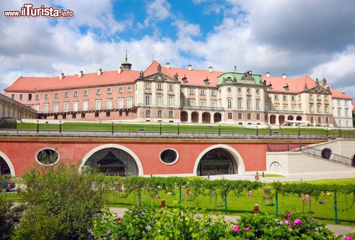 Immagine Il Castello Reale di Varsavia, la capitale della Polonia. Fu eretto nel 14° secolo ma dopo la distruzione nazista fu ricostruito tra gli anni '70 e '80 - © PLRANG / Shutterstock.com