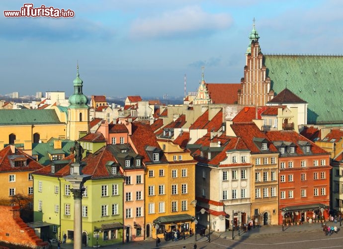Immagine Varsavia, piazza del Castello: in questa zona centrale della capitale della Polonia si trovano molti edifici storici, dalle facciate colorate che costituiscono il quartiere di Stare Miasto - © karnizz / Shutterstock.com