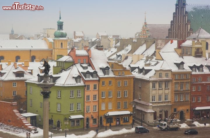 Immagine Varsavia in inverno: le case colorate del centro storico (Stare Miasto), con i tetti spruzzati di neve. Il clima di Varsavia è tipicamente continentale, freddo di inverno e caldo in estate - © Neirfy / Shutterstock.com