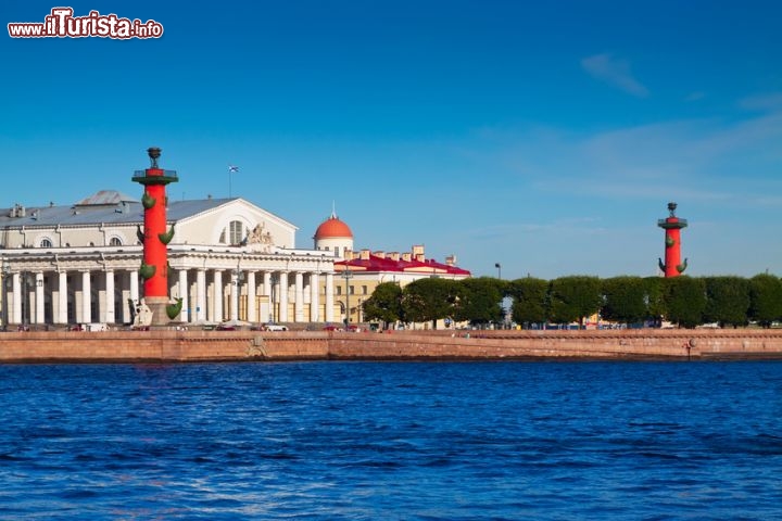 Immagine L'isola Vasilyevsky di San Pietroburgo è circondata dai fiumi Bolshaya Neva e Malaya Neva a sud e nord-est, ed è bagnata dal Golfo di Finlandia a ovest. Vi si riconoscono l'edificio della Borsa e le colonne rostrate - © JackF / Fotolia.com