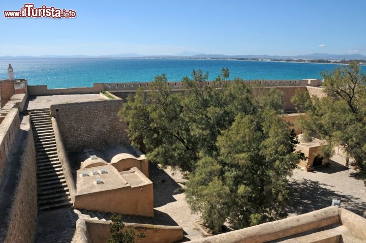 Immagine Il Vecchio Forte di Hammamet in Tunisia. La cosiddetta kasbah occupa una aerea della medina. ed offre viste sopraelevate della Yasmine Hammamet (la marina) della costa della regione di Nabuel - © stocker1970 / Shutterstock.com