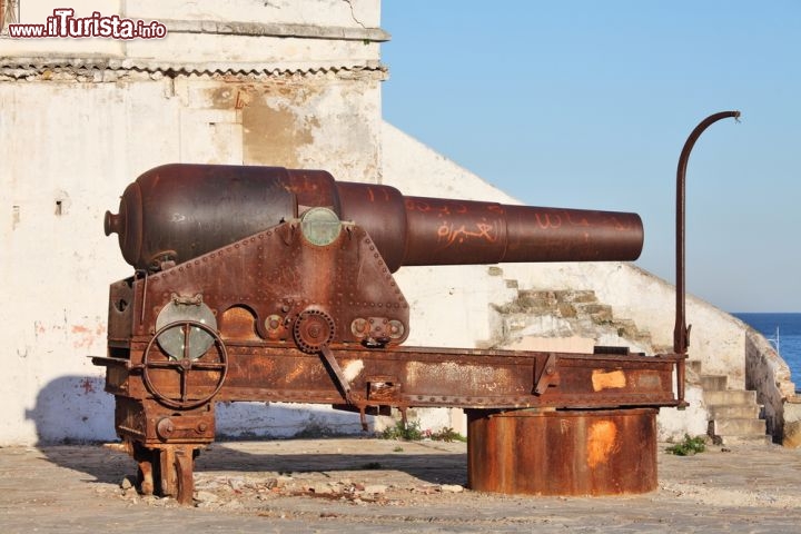 Immagine Vecchio cannone nel forte di Tangeri, in Marocco - © Vladimir Melnik / Shutterstock.com