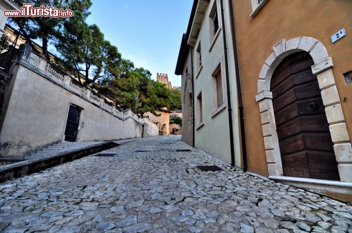 Immagine Via del Castello Scaligero a Soave, il famoso borgo di Verona, una delle bandiere Arancioni del Touring Club