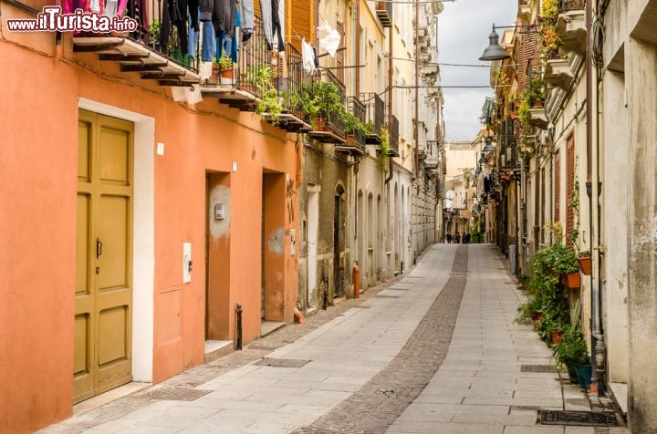 Immagine Via San Giovanni, uno dei punti più caratteristici della città di Cagliari (Sardegna) - © marmo81 / shutterstock.com