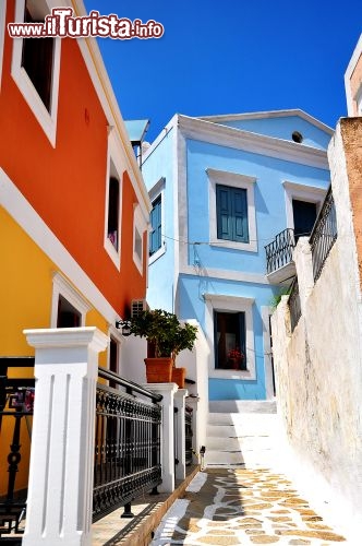 Immagine Via centro di Symi, tra case colorate e cieli blu cobalto della Grecia insulare - © Ulyana Khorunzha / Shutterstock.com