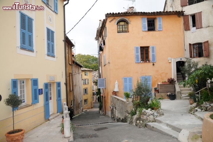 Immagine Via del centro storico del borgo provenzale di Villeneuve Loubet, Costa Azzurra (Francia)