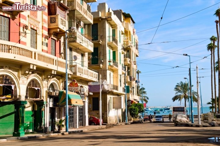 Immagine Via del centro di Alessandria la grade città del nord dell'Egitto, che si trova appena ad ovest del Delta del Nilo - © krechet / Shutterstock.com