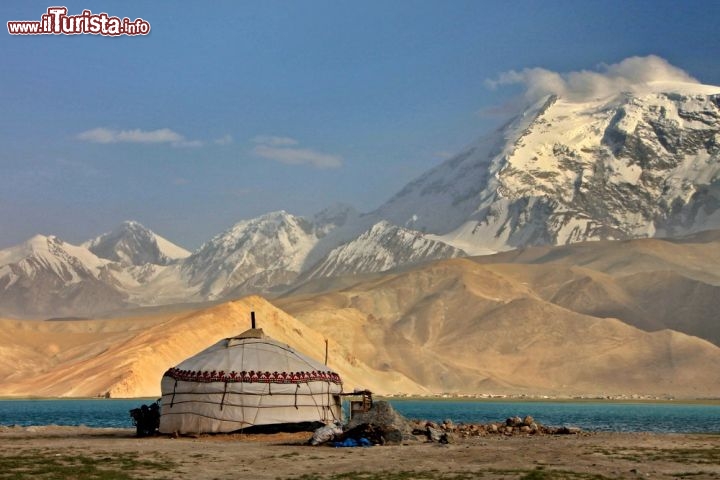 Immagine Via della Seta a sud di Kashgar, in Cina. Sullo sfondo il Karakul Lake e le montagne del Pamir (Mushtaq Ata Peak) che si raggiungono seguendo la Karakorum Highway - © rm / Shutterstock.com