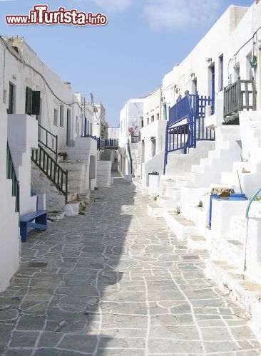 Immagine Via con le case bianche di calce nella Chora di Folegandros: ci troviamo nelle Cicladi meridionali in  Grecia - © Maria Yfanti / Shutterstock.com