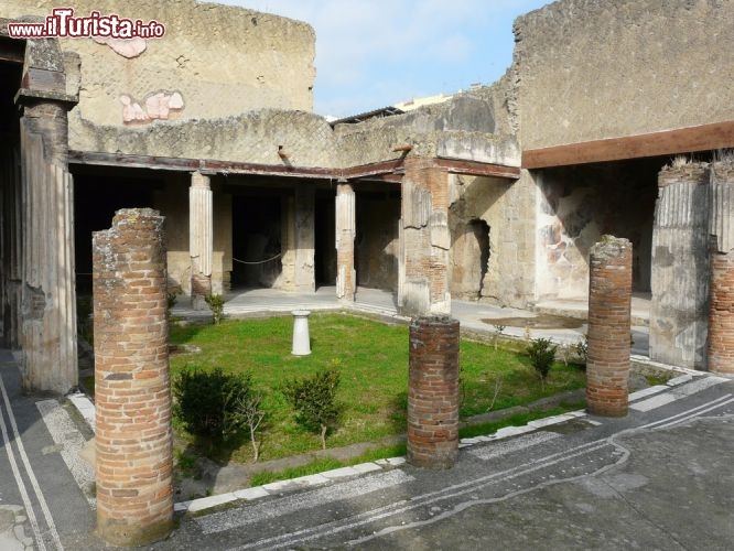 Immagine Villa Romana ad Ercolano(Napoli), versante sud del Vesuvio - © khd / Shutterstock.com