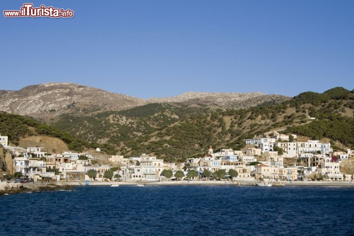 Immagine Il Villaggio di Diafani si trova sulla costa nord-orientale di Karpathos, l'isola dell'arcipelago del Dodecaneso, in Grecia - © baldovina / Shutterstock.com