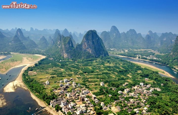Immagine il villaggio di Yangshuo si trova ai piedi delle montagne carsiche di Guilin, uno dei paesaggi mozzafiato più belli di tutta la Cina - © asharkyu / Shutterstock.com