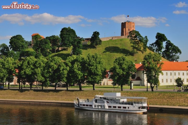 Immagine Vilnius, Lituania: il fiume Neris e sullo sfondo la torre Gediminas  che domina la città - © astudio / Shutterstock.com