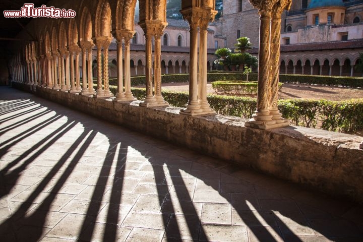 Immagine Visita al Chiostro del Duomo di Monreale in Sicilia. Si notino le armoniche colonne geminate, che sono ben 228 - © duchy / Shutterstock.com