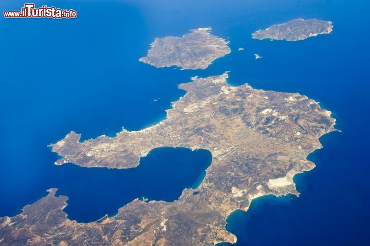 Immagine Veduta aerea dell'arcipelago delle Cicladi (Grecia sud-orientale). Nella foto Milos - la più grande - Kimolos e Polyaegos - © Hamady / Shutterstock.com