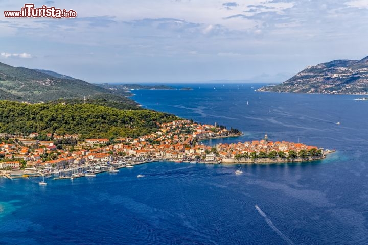 Immagine Vista aerea di Korcula (Croazia), con il borgo antico che si insinua nel mare Adriatico della costa Dalmata - © OPIS Zagreb / Shutterstock.com