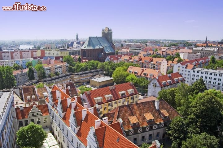 Immagine Vista aerea di Stettino (Szczecin) la città della Polonia al confine con la Germania .Il punto di vista è la torre del Castello dei Duchi - © Artur Bogacki / Shutterstock.com