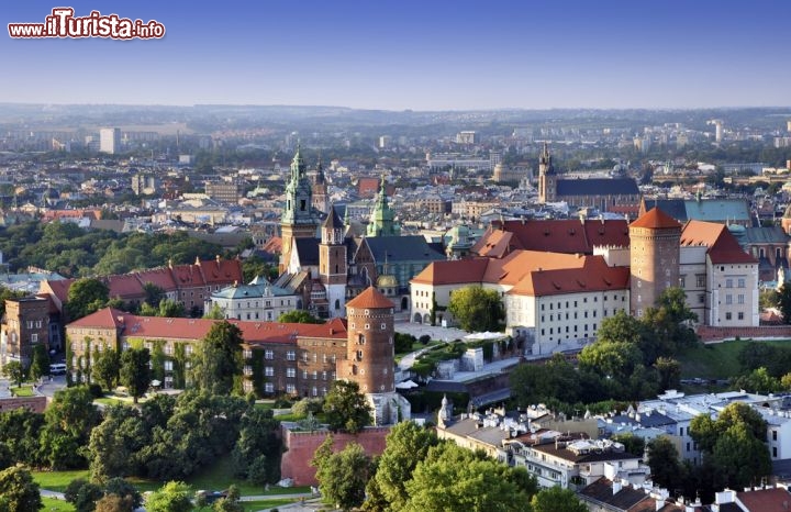 Immagine Vista aerea del centro storico di Cracovia e in primo piano la collina ed il castello del Wawel - © Nahlik / Shutterstock.com