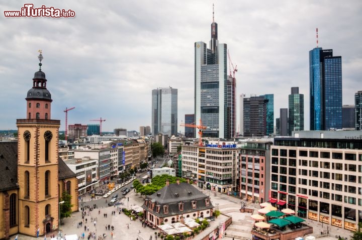 Immagine Veduta aerea del centro di Francoforte, Germania, dove edifici storici incontrano palazzi moderni e grattacieli  - © Christian Mueller / Shutterstock.com