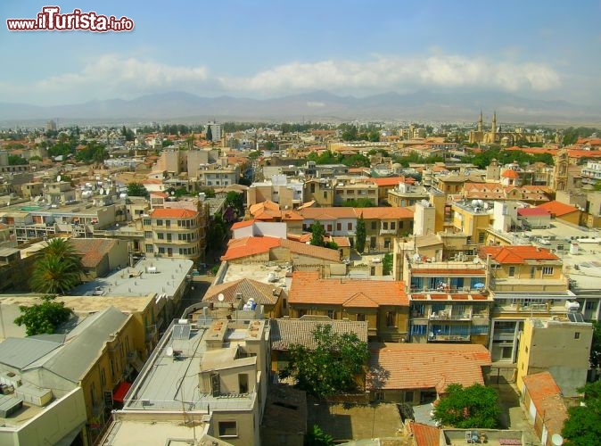 Immagine Vista aerea di Nicosia, la città divisa tra Cipro e la Turchia che l'occupò in modo illegale a metà degli anni '70 - © Karen McGaul / Shutterstock.com