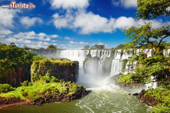 Immagine Vista del lato brasiliano delle cascate di Iguassu Patrimonio UNESCO - © Pichugin Dmitry / Shutterstock.com