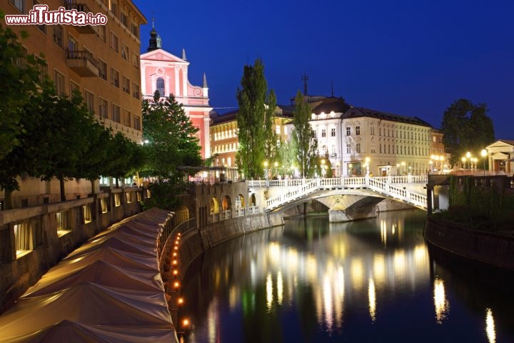 Immagine Vista notturna di Lubiana (Ljubljana) ed il ponte triplo della capitale della Slovenia - © Tomas Sereda / Shutterstock.com