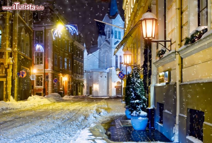 Immagine Vista notturna in inverno di Riga Lettonia - © Alexander Tihonov / Shutterstock.com