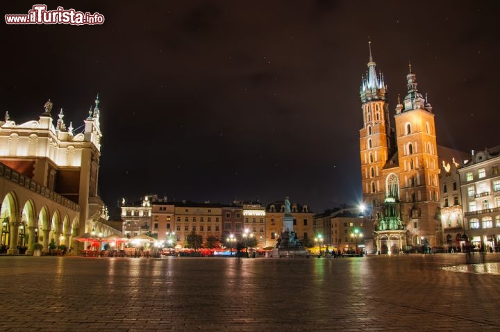 Immagine Vista notturna della piazza del Mercato a Cracovia in Polonia. E' una delle piazze medievali più grandi del mondo - © badahos / Shutterstock.com