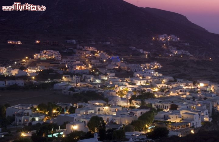 Immagine Vista notturna di un villaggio costiero a Folegandros, siamo all'arcipelago delle Cicladi in Grecia - © Ollie Taylor / Shutterstock.com