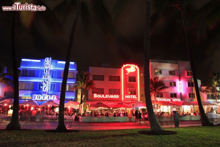 Immagine Vita notturna sul lungomare di Miami Beach, Florida: su Ocean Drive inizia la serata di Miami Beach, prima di spostarsi nella zona di Washington Avenue, dove si concentrano le più importanti discoteche - Foto © Vlad G / Shutterstock.com