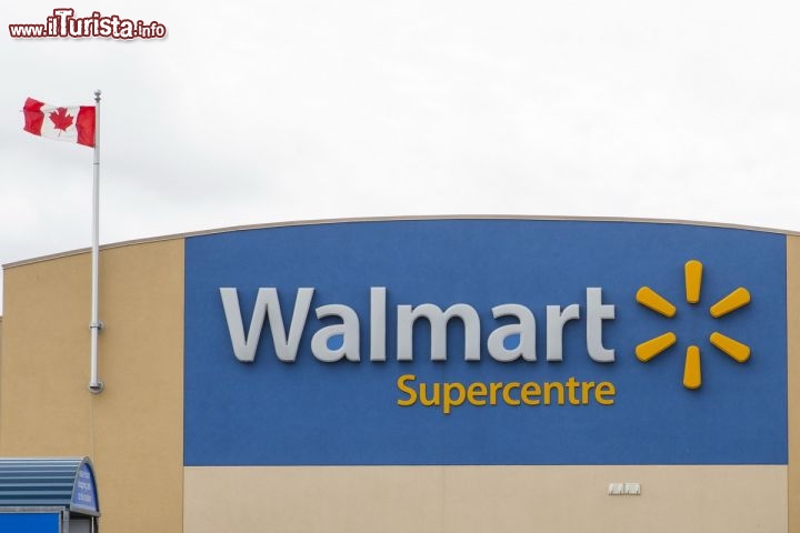 Immagine A Mississauga - in Canada, nella provincia dell'Ontario - ha sede la catena di supermercati Walmart. La città è infatti un importante distretto aziendale e finanziario, che ospita anche altre aziende internazionali e che negli ultimi anni si è fortemente ammodernata - © Martin Good / Shutterstock.com