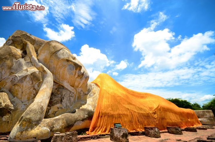 Immagine Wat Lokayasutharam Ayutthaya, Thailandia: la grande statua del Budda reclinato - © kenjito / Shutterstock.com