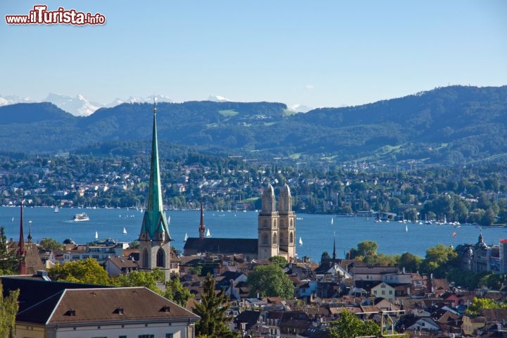 Immagine Passeggiando per Zurigo (Svizzera) si ha il piacere di essere vegliati costantemente dalle Alpi, che con le loro sagome solenni semprano proteggere la città come fosse un tesoro - © elxeneize / Shutterstock.com