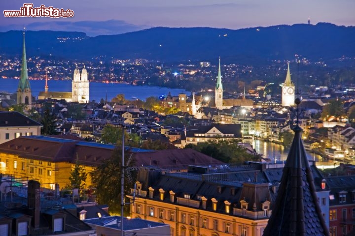 Immagine Dopo il tramonto Zurigo diventa misteriosa e affascinante, ma anche frizzante, piena di luci e divertimenti - © elxeneize / Shutterstock.com