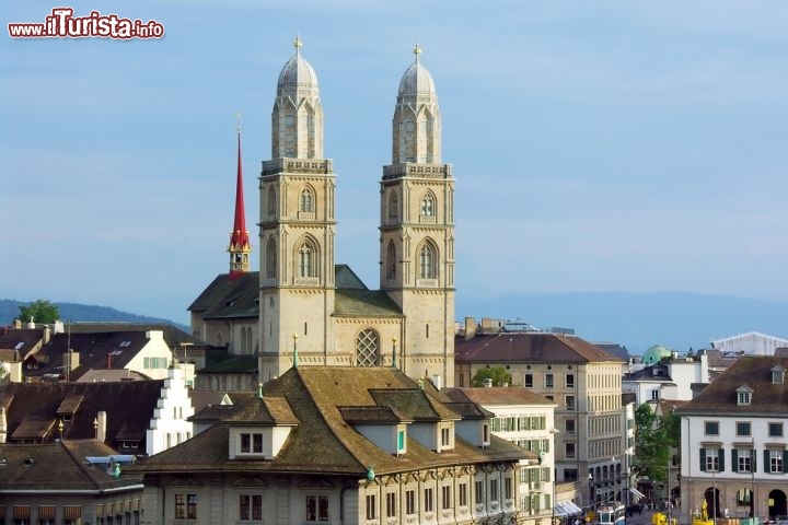 Immagine La Cattedrale di Zurigo (Grossmünster), dedicata ai santi patroni della città, fu cominciata alla fine dell'XI secolo sulle rovine di un edificio carolingio. Attraverso una lunga scala a chiocciola è possibile salire in cima alle due torri, da cui si ammira uno splendido panorama della città svizzera - © Ales Liska / Shutterstock.com