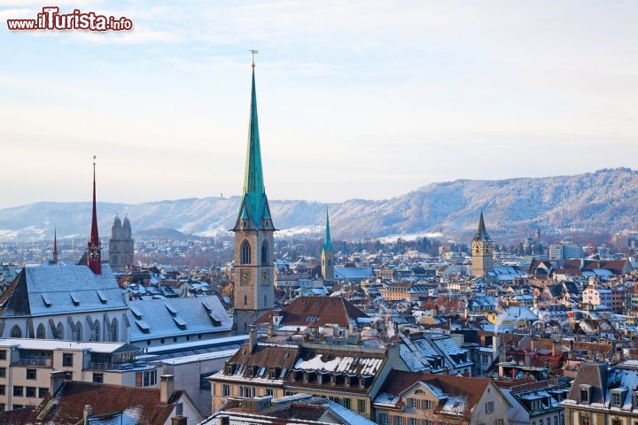 Immagine In inverno Zurigo può diventare piuttosto fredda, come tutta la Svizzera, ma la neve non fa che aumentare il fascino della città, soprattutto se accompagnata da qualche mercatino natalizio in periodo di feste - © Fedor Selivanov / Shutterstock.com