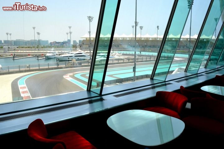 Immagine Abu Dhabi, Yas Marina Circuit: è una delle piste di Formula Uno più incredibili per la sua location, nel cuore di Yas Island, proprio in riva al mare. Il tracciato si snoda tutt'attorno (e anche sotto, come si può vedere) l'avveniristico e lussuoso Viceroy Hotel.