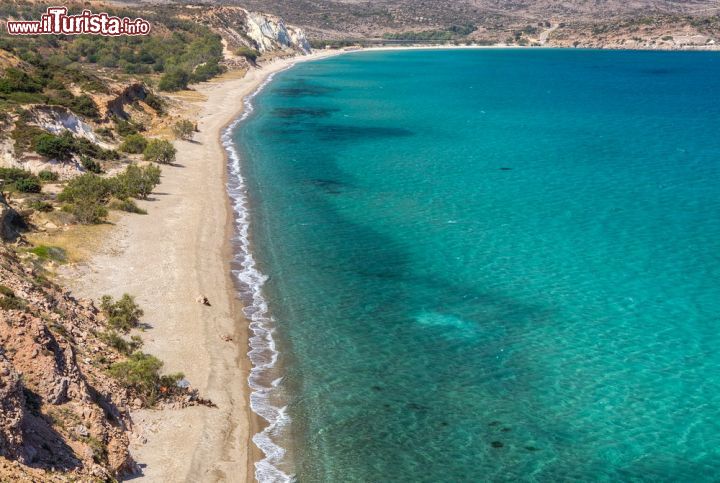 Immagine Achivadolimni è la spiaggia più lunga di Milos. Si estende per circa 2 km lungo la grande baia al centro dell'isola greca - Foto © Lefteris Papaulakis / Shutterstock.com