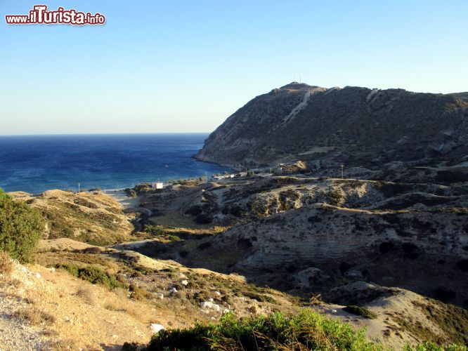 Immagine Agia Kiriaki, Milos: una vista dall'alto, lungo la strada che conduce alla spiaggia di Agia Kiriaki. Siamo sulla costa meridionale dell'isola, dove si concentrano le spiagge più belle di Milos.